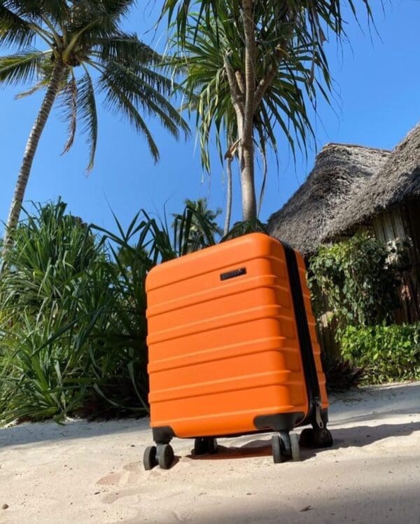 ANODE 30L 45X36X20CM Orange Viltu forðast auka handfarangursgjöld hjá easyJet  Anode 30L á fjórum hjólum er fullkomin stærð sem passar auðveldlega undir sætið og sparar þér að borga aukagjöld. Stærð 45 x 36 x 20 cm og létt 2.2 kg, Anode er úr ABS efni og er með sterkum 8 mm rennilás.Létt tveggja þrepa handfangið nær upp í 1.02 cm.