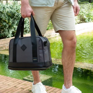 Skiptu úr 45x36x20cm EasyJet bakpoka yfir í 40x20x25cm Ryanair,PLAY axlarpoka með Memphis Switch. Farþegar lággjaldaflugfélaga þurfa ekki lengur að kaupa margar töskur til að ferðast með ókeypis handfarangursheimildir - Skiptu í Memphis töskuna eftir því með hverjum þú ert að fljúga. Notaðu sem 30L bakpoka á Easyjet, eða mínkaðu Memphis niður til að uppfylla ókeypis töskuheimild flugfélaga eins og Ryanair,PLAY,Wizz Air, Volotea, Vueling og Norwegian. Einnig frábær önnur taska hjá flugfélögum eins og BA eða sem dagstaska til að kanna nýja áfangastaði. Innri vasar fyrir iPad, Kindle eða netta fartölvu. Lyklaklemma,festing að aftan til að hengja á handfang ferðatösku hraðgeymsluvasi að framan. Smíðað úr léttu og sterku PU efni. Hágæða chevron webbing handföng. Verð 14.980 kr