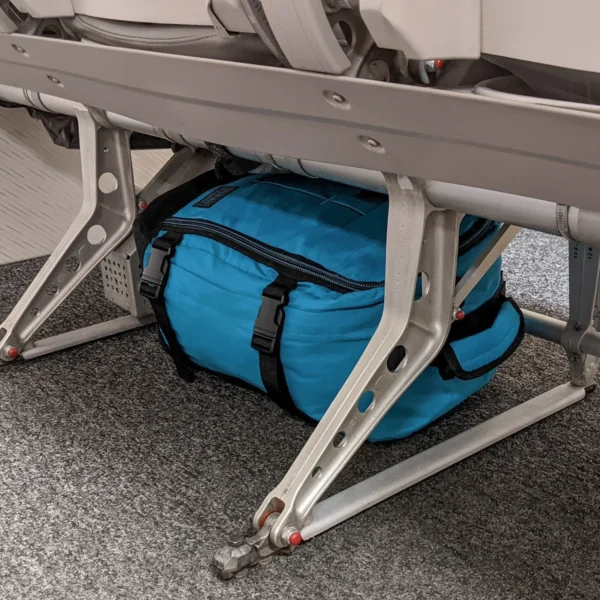 Gert úr endurunnum plastflöskum,Verndum jörðina og umhverfið. Flýgur frítt með Play ,Wizz Air eða Ryanair. Hin fullkomna stærð (40x20x25 cm) fyrir nýjar „ókeypis“ farangursreglur undir sæti. Handfarangur samhæfður ÖLLUM öðrum helstu flugfélögum. Pakkaðu meira en þú heldur í rúmgóðan 20 lítra bakpoka. Opnast eins og ferðataska með sveigjanleg mjúkhliða hönnun sem gefur fullkomið pökkunarfrelsi. Létt hönnun vegur aðeins 500g. Skipulagsvasi að framan með hólfum fyrir iPad, ferðaskilríki, penna og miða. Vasi með skjótum aðgangi framan á tösku. Bólstrað burðarhandfang að ofan.