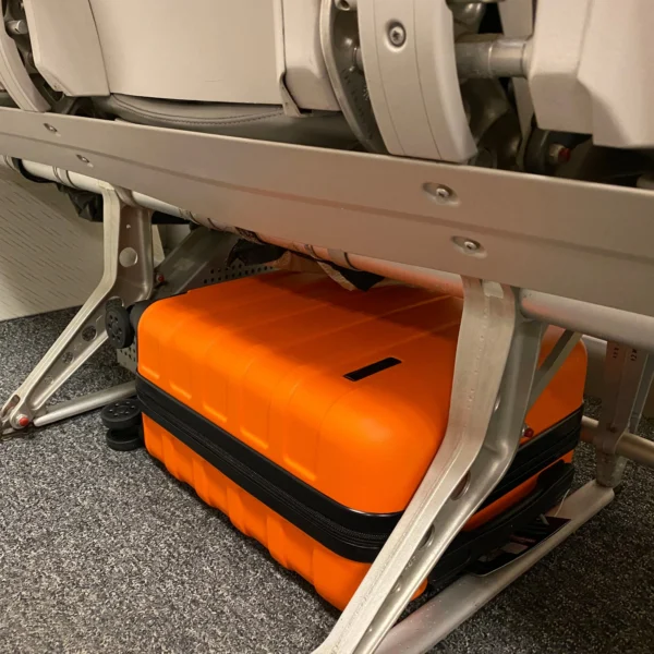 ANODE 30L 45X36X20CM Orange Viltu forðast auka handfarangursgjöld hjá easyJet  Anode 30L á fjórum hjólum er fullkomin stærð sem passar auðveldlega undir sætið og sparar þér að borga aukagjöld. Stærð 45 x 36 x 20 cm og létt 2.2 kg, Anode er úr ABS efni og er með sterkum 8 mm rennilás.Létt tveggja þrepa handfangið nær upp í 1.02 cm.