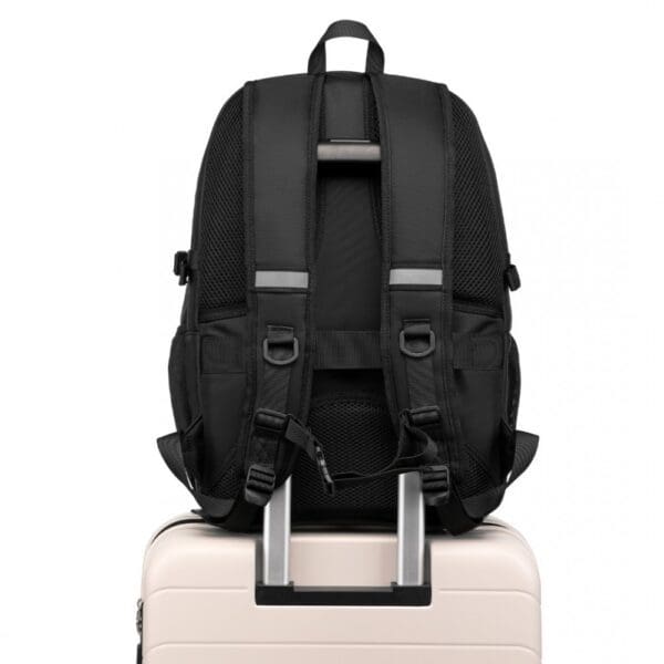 KONO Bakpoki USB Svartur KONO Svartur með festingu fyrir ferðatösku.Og USB hleðslu port.Og 13.5″ fartölvu hólf og Spjaldtölvu. Lás fylgir. Stærð H 48 cm B 33 cm Þ 10 cm