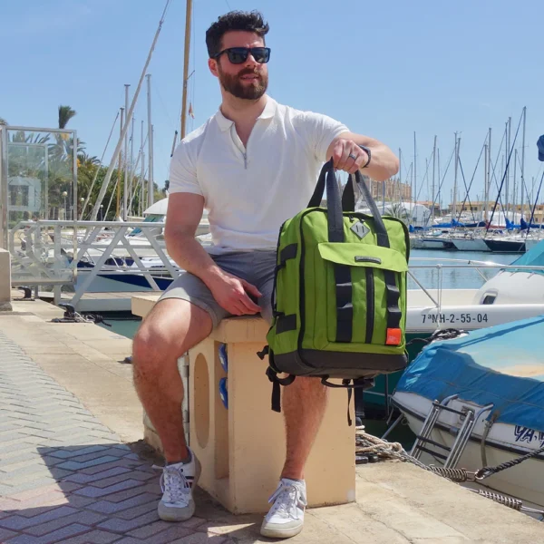 Bakpoki MEMPHIS 24L 40x30x20cm Stílhrein hönnun og fullkomin til að forðast auka handfarangursgjöld hjá flugfélögum eins og PLAY og Wizzair.Er með bólstrað fartölvu/tæknihólf,vatnsflöskuvasa og skipulaggs hólf með lyklaklemmu.Bakpokaólar með stillanlegri brjóstól og sólgleraugnalykkju.Festing til að hengja á ferðatösku.Bakpokinn er vatnsheldur og framleiddur úr endurunnum plastflöskum.
