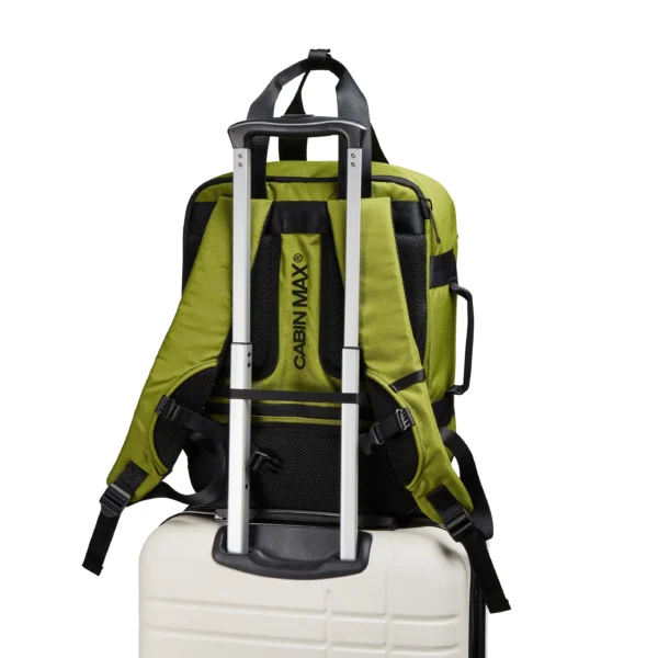 Bakpoki MEMPHIS 24L 40x30x20cm Stílhrein hönnun og fullkomin til að forðast auka handfarangursgjöld hjá flugfélögum eins og PLAY og Wizzair.Er með bólstrað fartölvu/tæknihólf,vatnsflöskuvasa og skipulaggs hólf með lyklaklemmu.Bakpokaólar með stillanlegri brjóstól og sólgleraugnalykkju.Festing til að hengja á ferðatösku.Bakpokinn er vatnsheldur og framleiddur úr endurunnum plastflöskum.