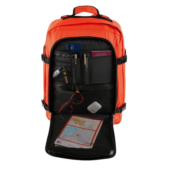 Bakpoki METZ 30L Burnt Orange Hentar öllum helstu flugfélögum og fullkomlega stærð fyrir minni handfarangur flugfélaga eins og EasyJet, Wizz Air, Play og United Airlines, 30 lítra rúmtak og stór opnun í eins of ferðatösku til að auðvelda pökkun. Auðvelt að bera með vel bólstruðum bakpokaólum og airmesh bakpúði. Skipulagsvasi að framan og vasi með skjótum aðgangi að framan. Hliðarþjöppunarólar. 600D pólýester