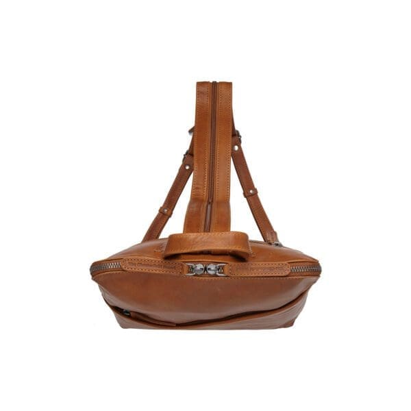 The Chesterfield Amanda Cognac Þessi svarti Chesterfield bakpoki Amanda er úr ekta Wax Pull-up leðri. Vax uppdráttarleður einkennist af mjúkri tilfinningu og tvítóna litaáhrifum. Auðvelt er að meðhöndla leðrið með mjúkum klút. Sérstök vaxmeðferðin mun hjálpa til við að endurheimta leðrið í upprunalegt útlit. Taskan þín mun líta út eins og ný alla ævi! Leðurbakpokinn Amanda er með fallegum rennilás að ofan og er með 1 rennilásvasa að framan. Innan í þessum leðurbakpoka finnur þú 4 rennilásahólf og 2 önnur hólf. Ennfremur er þessi leðurbakpoki með þægilegum vasa til að geyma snjallsímann þinn.