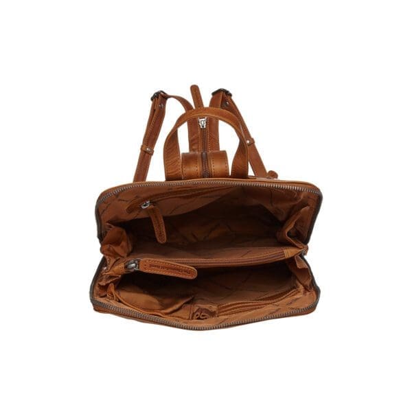 The Chesterfield Amanda Cognac Þessi svarti Chesterfield bakpoki Amanda er úr ekta Wax Pull-up leðri. Vax uppdráttarleður einkennist af mjúkri tilfinningu og tvítóna litaáhrifum. Auðvelt er að meðhöndla leðrið með mjúkum klút. Sérstök vaxmeðferðin mun hjálpa til við að endurheimta leðrið í upprunalegt útlit. Taskan þín mun líta út eins og ný alla ævi! Leðurbakpokinn Amanda er með fallegum rennilás að ofan og er með 1 rennilásvasa að framan. Innan í þessum leðurbakpoka finnur þú 4 rennilásahólf og 2 önnur hólf. Ennfremur er þessi leðurbakpoki með þægilegum vasa til að geyma snjallsímann þinn.