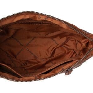 The Chesterfield Vervins Ertu að leita að axlartösku úr leðri sem þú getur borið með þér,en er líka smart? Þá er þessi leðuraxlartaska Vervins frá The Chesterfield Brand rétti taskan fyrir þig! Þessi axlartaska úr leðri er með stillanlegri axlaról. Aðalhólfið lokast með rennilás. Í honum eru nokkur geymsluhólf, þar á meðal eitt með rennilás til að geyma smærri eigur þínar á öruggan hátt. Aðalhólfið er nógu stórt fyrir símann þinn, veski, lykla og gleraugu, til dæmis. Framan og aftan á töskunni eru viðbótarvasar með rennilás.