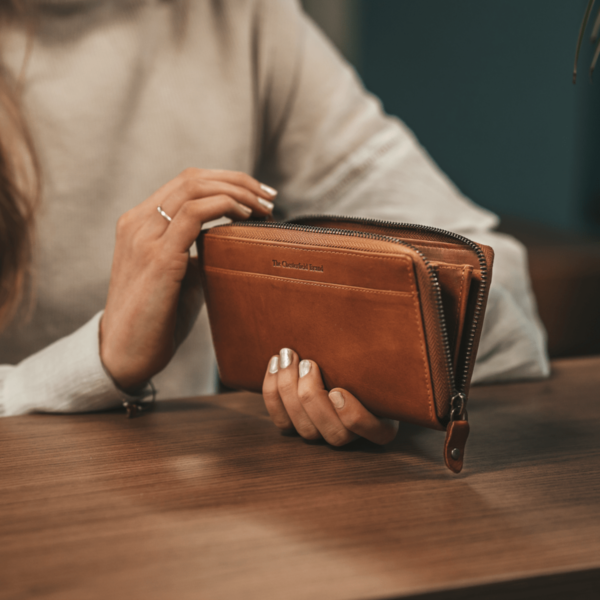 The Chesterfield Brand Seðlaveski NOVA RFID Stílhreint leðurveski Nova fyrir konur úr hágæða vaxleðri og nýjustu RFID blokkunartækni. Veskið er með innréttingu í harmonikku stíl með traustum rennilás. Lítill vasi með rennilás er innan á veskinu til að geyma minni peningapeninga.Ennfremur hefur veskið mörg hólf til að geyma kortin þín. Flest RFID-blokkandi veski eru búin málmhylki utan um kortahólfið. Chesterfield veskið okkar notar nýja tækni, nýstárlegt innra lag, utan um hvert veski. Öll Chesterfield veski geta haldið sínu klassíska og tímalausa útliti vegna þessarar nýju tækni. tækni, nýstárlegt innra lag, utan um hvert veski. Öll Chesterfield veski geta haldið sínu klassíska og tímalausa útliti vegna þessarar nýju tækni.