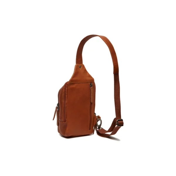 The Chesterfield RIGA Þessi crossbody taska úr leðri og er fullkominn ferðafélagi í borgarferð, hátíð eða útileguna! Alltar nauðsynjar þínar innan seilingar og á öruggan stað. Þú getur notað crossbody töskuna á mismunandi vegu, annað hvort með töskuna að framan eða með töskuna á bakinu. Crossbody taskan er með rúmgott aðalhólf og alls fjóra vasa með rennilás. Axlabandið er stillanlegt og er með karabínu neðst. Ásamt extra breiðu axlarólinni veitir þetta auka þægindi og auðveldan burð.