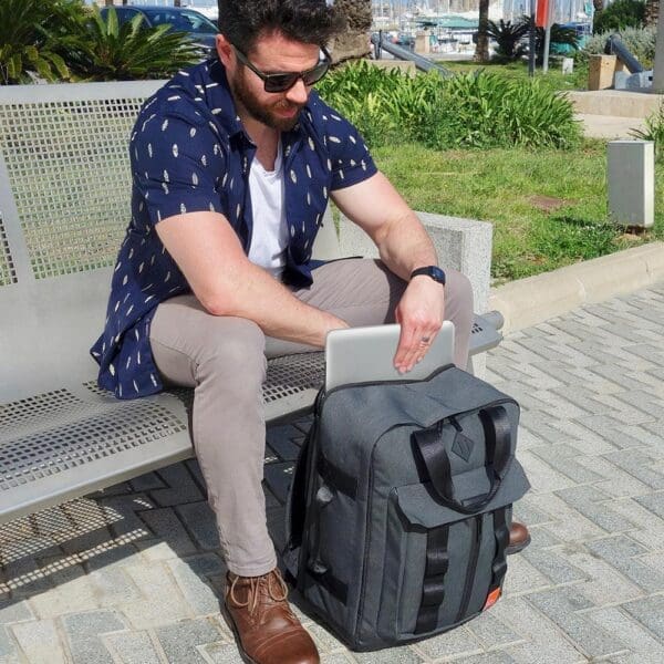Bakpoki MEMPHIS 30L 45X36X20CM Stílhrein hönnun og fullkomin til að forðast auka handfarangursgjöld hjá flugfélögum eins og easyjet.