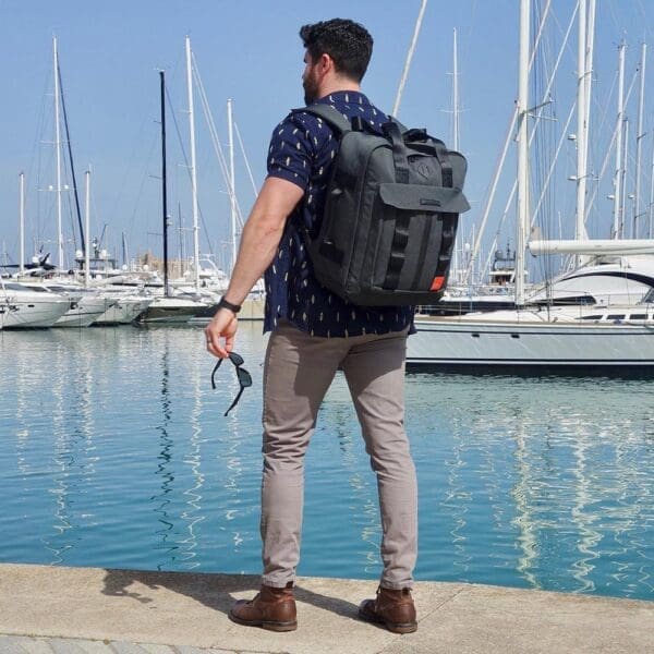 Bakpoki MEMPHIS 30L 45X36X20CM Stílhrein hönnun og fullkomin til að forðast auka handfarangursgjöld hjá flugfélögum eins og easyjet.