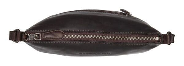 Þessi Redding leðurtaska frá The Chesterfield Brand hefur einstaka hönnun. Með ávölum hornum er hún algjört augnayndi og ætti því ekki að vanta í safnið þitt!