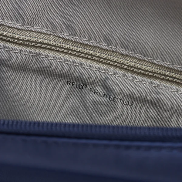 HEDGREN EYE M er með RFID vörn til að tryggja að kortin þín séu örugg fyrir misnotkun.