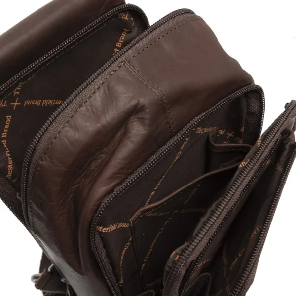 Þessi crossbody taska úr leðri og er fullkominn ferðafélagi í borgarferð, hátíð eða útileguna!