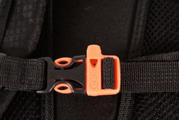Hi-Tec Villy 25 Litre Fjallabakpoki svart og orange með regnpoka hlíf. - Image 4
