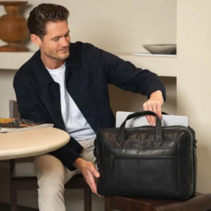 The Chesterfield Brand Svört 17" Fartölvutaska úr leðri  Ryan Svört