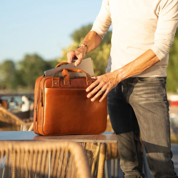 The Chesterfield Iseo 15″ Tölvutaska Coníak - Image 4