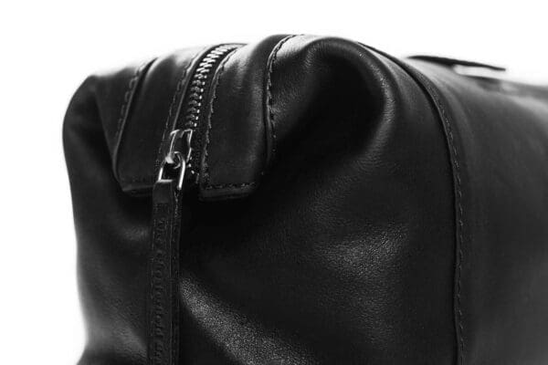The Chesterfield Vince Svört Snyrtitaska - Image 5